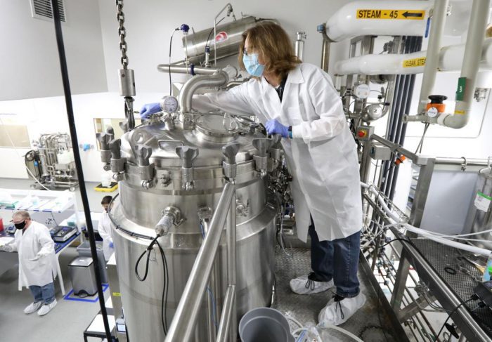 作为Illumina公司公司的制造专家，韦兰德会检查发酵罐上的阀门吗. 该公司在麦迪逊的工厂生产用于全球DNA测序机的酶. 安柏·阿诺德，州报记者