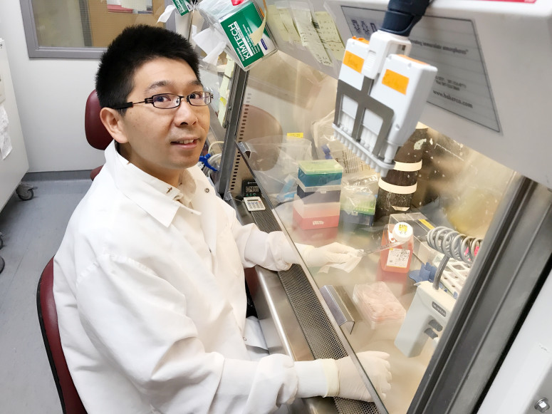 Yuanwei Yan is a scientist in the Zhang lab at UW–Madison, where researchers have developed new printing methods to grow brain tissues for use in the study of neurodevelopmental disorders like Alzheimer’s and Parkinsin’s diseases. Photo by Xueyan Li